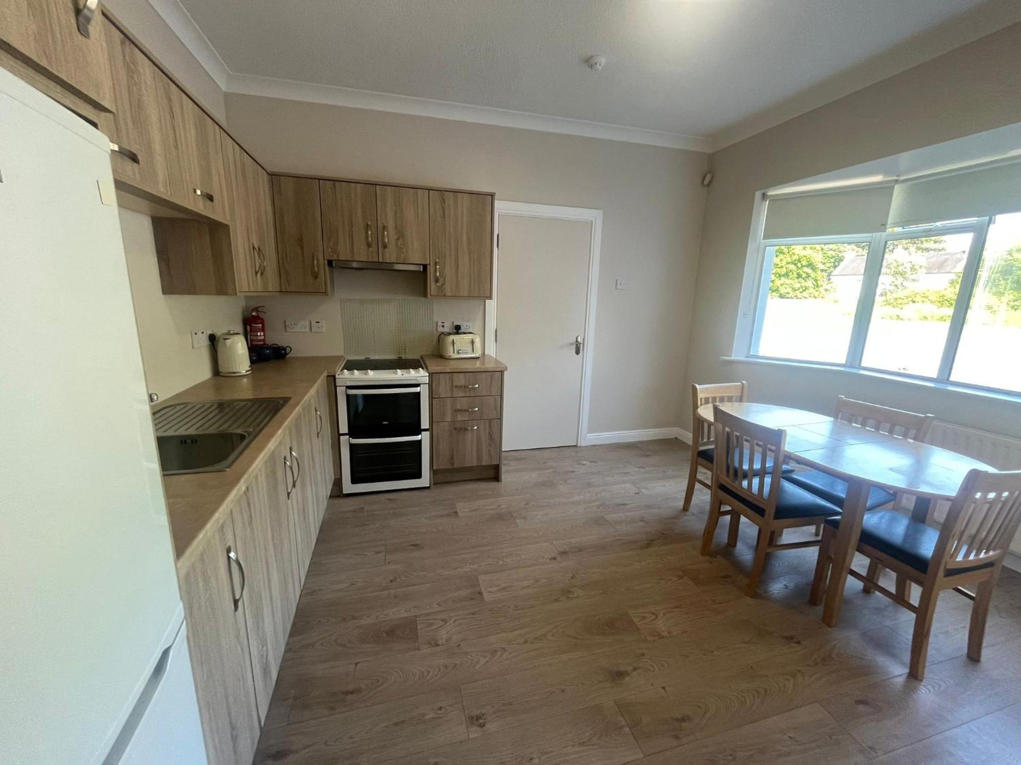 Yeats Lodge Self Catering Apartment And Bar Galway Esterno foto