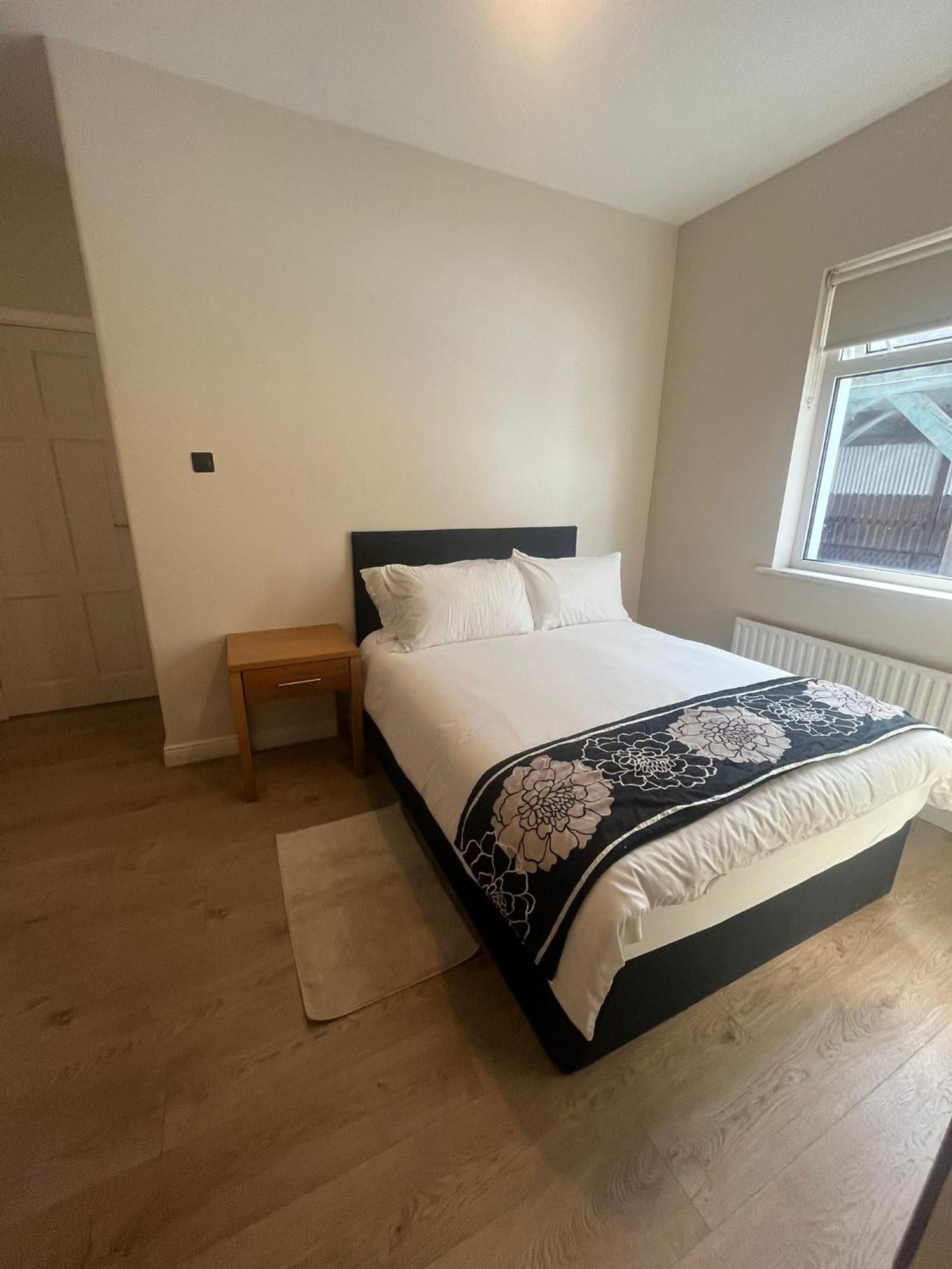 Yeats Lodge Self Catering Apartment And Bar Galway Esterno foto